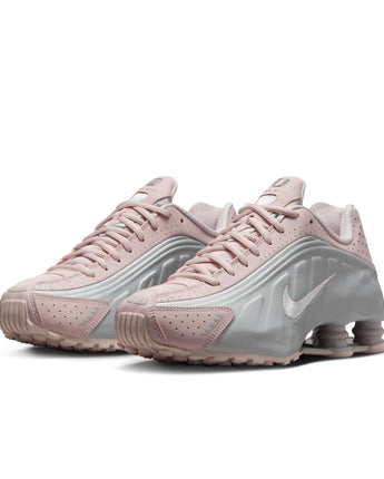 NIKE SHOX R4 | AR3565-600 BARELY ROSE/MTLC PLATINUM