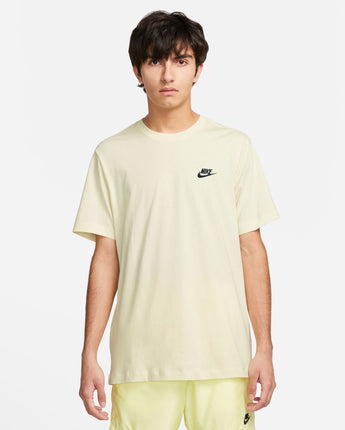 NIKE SPORTSWEAR CLUB TEE EMBRD FUTURA | AR4997-133 SAIL/BLACK