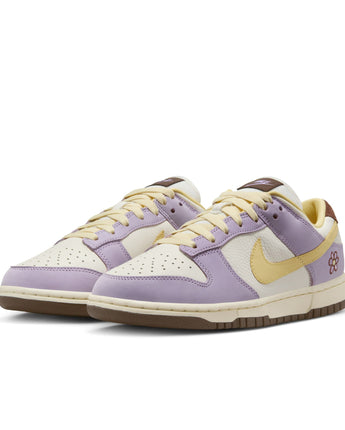 W NIKE DUNK LOW PREMIUM | FB7910-500 LILAC BLOOM/SOFT YELLOW-SAIL