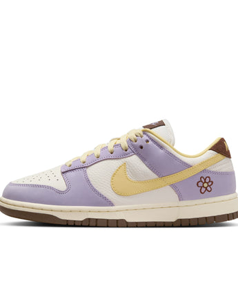 W NIKE DUNK LOW PREMIUM | FB7910-500 LILAC BLOOM/SOFT YELLOW-SAIL