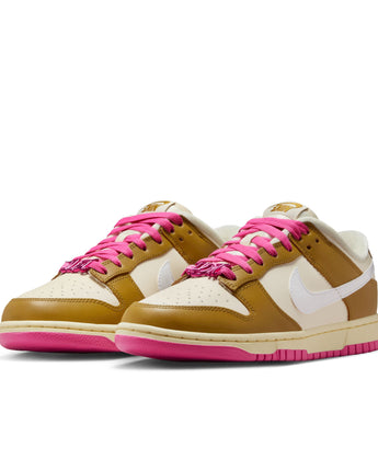 W NIKE DUNK LOW SE | FD8683-700 BRONZINE/COCONUT MILK-PLAYFUL PINK