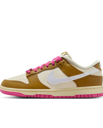 W NIKE DUNK LOW SE | FD8683-700 BRONZINE/COCONUT MILK-PLAYFUL PINK