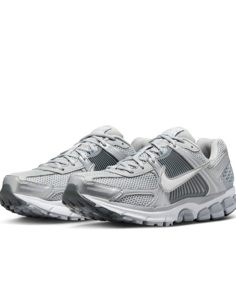 NIKE ZOOM VOMERO 5 | FJ4151-003 WOLF GREY/WHITE-METALLIC SILVER