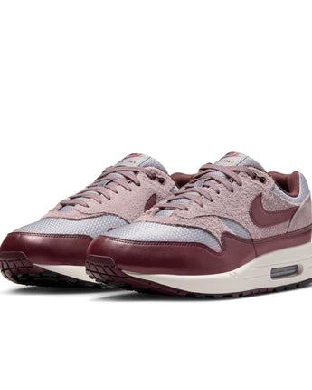 NIKE AIR MAX 1 ESSENTIAL PREMIUM | FQ7327-001 CEMENT GREY/BURGUNDY