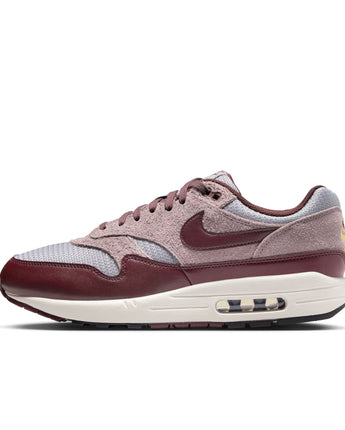 NIKE AIR MAX 1 ESSENTIAL PREMIUM | FQ7327-001 CEMENT GREY/BURGUNDY