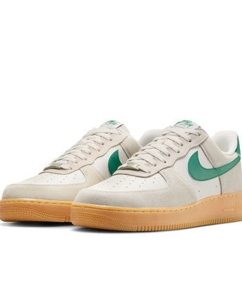 NIKE AIR FORCE 1 '07 LV8 | FQ8714-001 PHANTOM/MALACHITE/GUM YELLOW