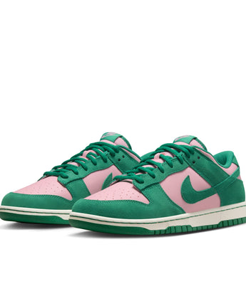 NIKE DUNK LOW RETRO SE | FZ0549-600 MED SOFT PINK/MALACHITE-SAIL