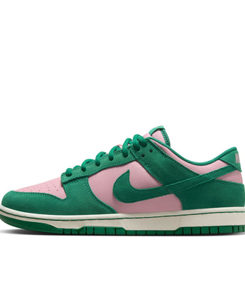 NIKE DUNK LOW RETRO SE | FZ0549-600 MED SOFT PINK/MALACHITE-SAIL