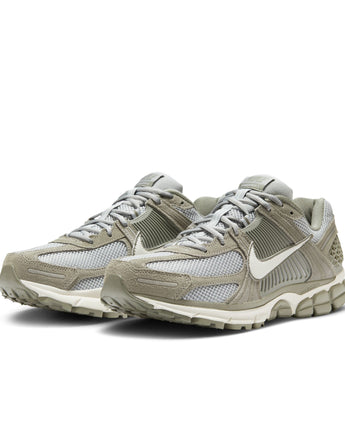 NIKE ZOOM VOMERO 5 | HF1553-002 DARK STUCCO/PHANTOM-LT SMOKE GREY