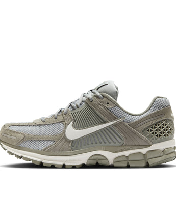 NIKE ZOOM VOMERO 5 | HF1553-002 DARK STUCCO/PHANTOM-LT SMOKE GREY