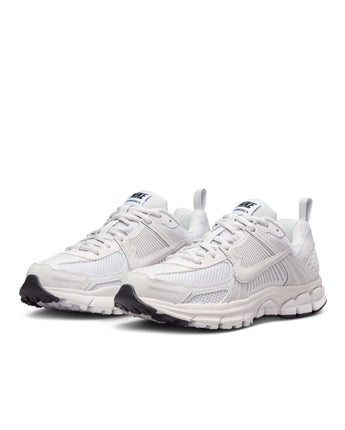 NIKE VOMERO 5 (GS) | HF6998-100 WHITE/VAST GREY-BLACK-SAIL