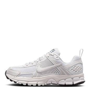 NIKE VOMERO 5 (GS) | HF6998-100 WHITE/VAST GREY-BLACK-SAIL