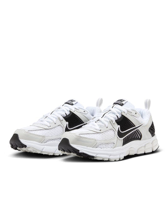 NIKE VOMERO 5 (GS) | HF6998-104 WHITE/BLACK-PLATINUM TINT-MTLC PLATINUM