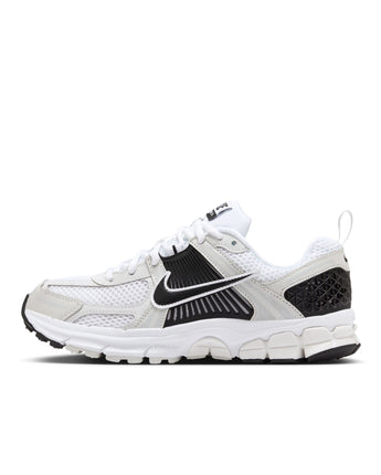 NIKE VOMERO 5 (GS) | HF6998-104 WHITE/BLACK-PLATINUM TINT-MTLC PLATINUM