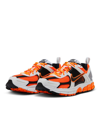 NIKE VOMERO 5 (GS) | HF6998-800 TOTAL ORANGE/BLACK-WHITE-MTLC PLATINUM