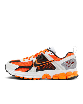 NIKE VOMERO 5 (GS) | HF6998-800 TOTAL ORANGE/BLACK-WHITE-MTLC PLATINUM