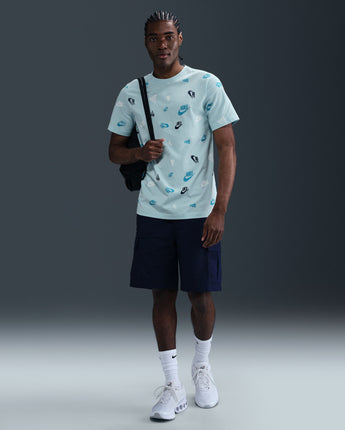M NSW TEE 12MO AOP SP25 | HJ0561-474 GLACIER BLUE