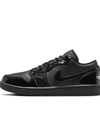 W AIR JORDAN 1 LOW SE | HJ7743-010 BLACK/BLACK-WHITE-METALLIC SILVER