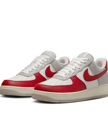 NIKE AIR FORCE 1 '07 LV8 | HJ9094-012 LT IRON ORE/GYM RED/PALE IVORY/PHANTOM