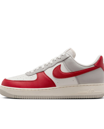 NIKE AIR FORCE 1 '07 LV8 | HJ9094-012 LT IRON ORE/GYM RED/PALE IVORY/PHANTOM