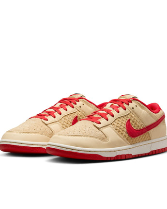 NIKE DUNK LOW SE | HJ9100-294 PALE VANILLA/UNIVERSITY RED-SAIL-WHEAT