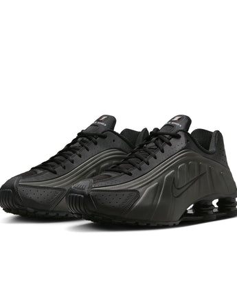 NIKE SHOX R4 | HQ1988-001 BLACK/BLACK-BLACK-BRIGHT CRIMSON