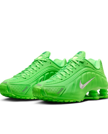 W NIKE SHOX R4 | HV0839-398 GREEN STRIKE/METALLIC SILVER