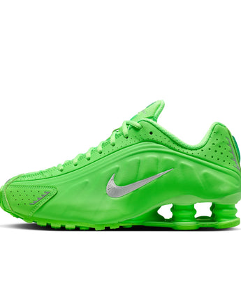 W NIKE SHOX R4 | HV0839-398 GREEN STRIKE/METALLIC SILVER