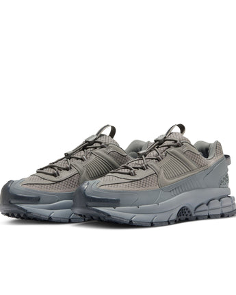NIKE ZOOM VOMERO ROAM | HV6901-001 MTLC PEWTER/MTLC PEWTER-COOL GREY