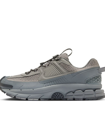 NIKE ZOOM VOMERO ROAM | HV6901-001 MTLC PEWTER/MTLC PEWTER-COOL GREY