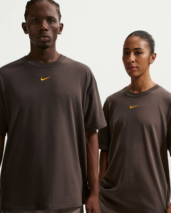 NIKE NRG NOCTA CS TEE SHORT SLEEVES | IB5673-237 BAROQUE BROWN/YELLOW OCHRE