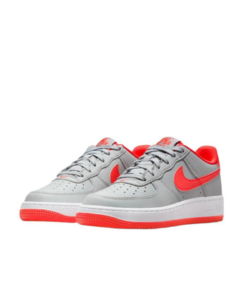 NIKE AIR FORCE 1 LE (GS) | CT3839-005 LIGHT SMOKE GREY/WHITE/BRIGHT CRIMSON