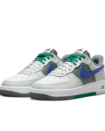 NIKE AIR FORCE 1 '07 LV8 | FD2592-001 LIGHT SILVER/WHITE/SMOKE GREY/DEEP ROYAL BLUE